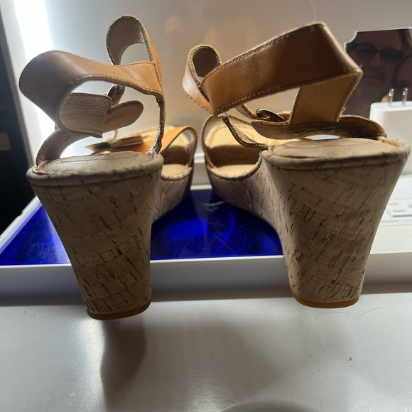 Born Leather deep yellow (mustard) wedge sandal woven heel. size 11. Never worn - Picture 4 of 4